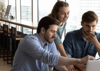 As soft skills promovem um trabalho em equipe mais harmonioso, melhoram a comunicação interna e externa, aumentam a satisfação e o bem-estar dos funcionários| Foto: Shutterstock