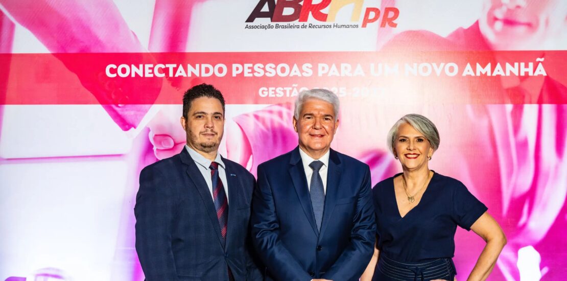 Diretoria da ABRH-PR reforça a importância do debate sobre a essência humana na era digital. Da esquerda para direita: Luis Humberto de Quental (vice-presidente financeiro e de mercado), Gilmar Silva de Andrade (presidente) e Vera Mattos (vice-presidente) (Foto: Leandro Provenci)